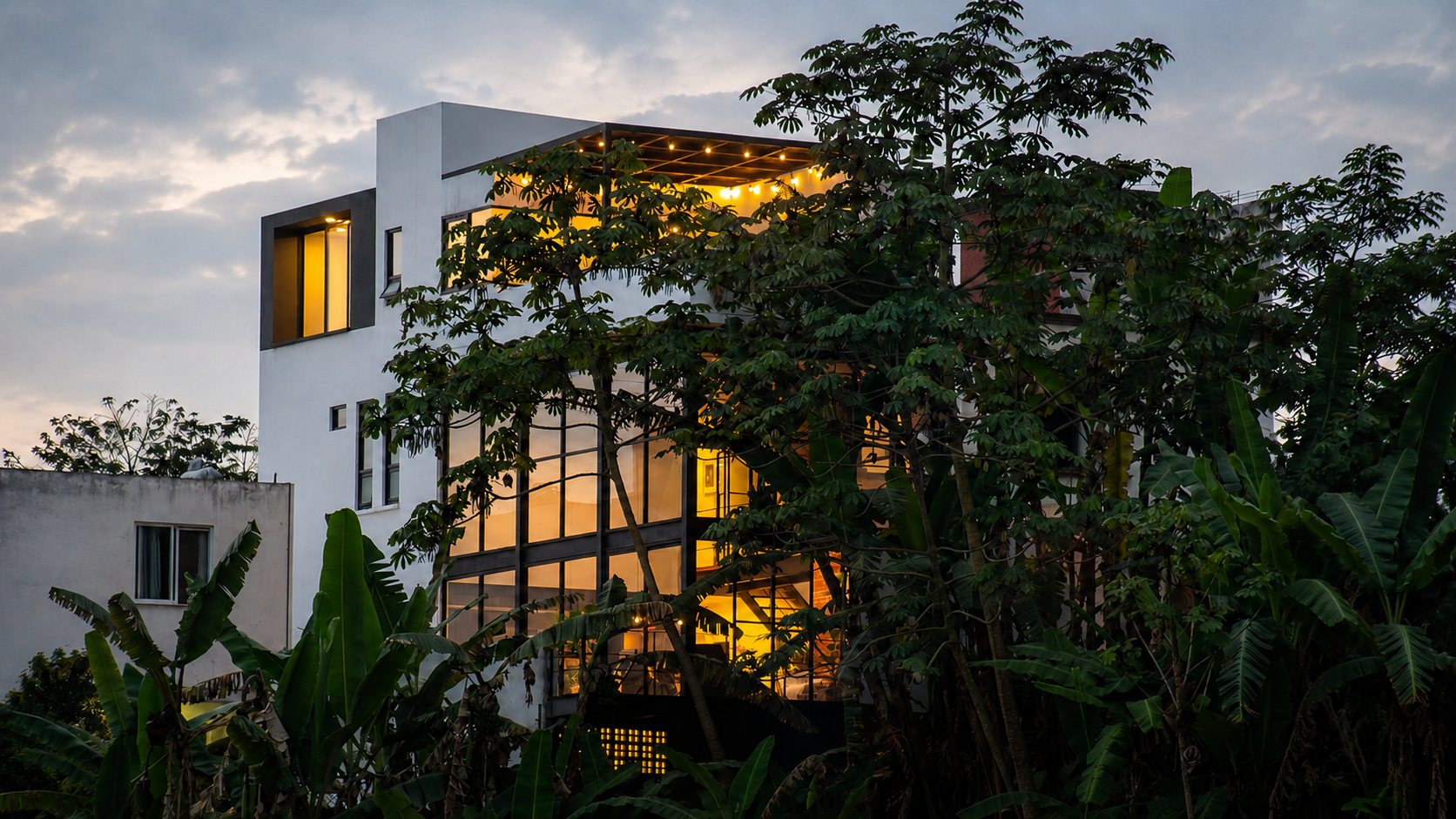 Loft San José entre la vegetación al anochecer