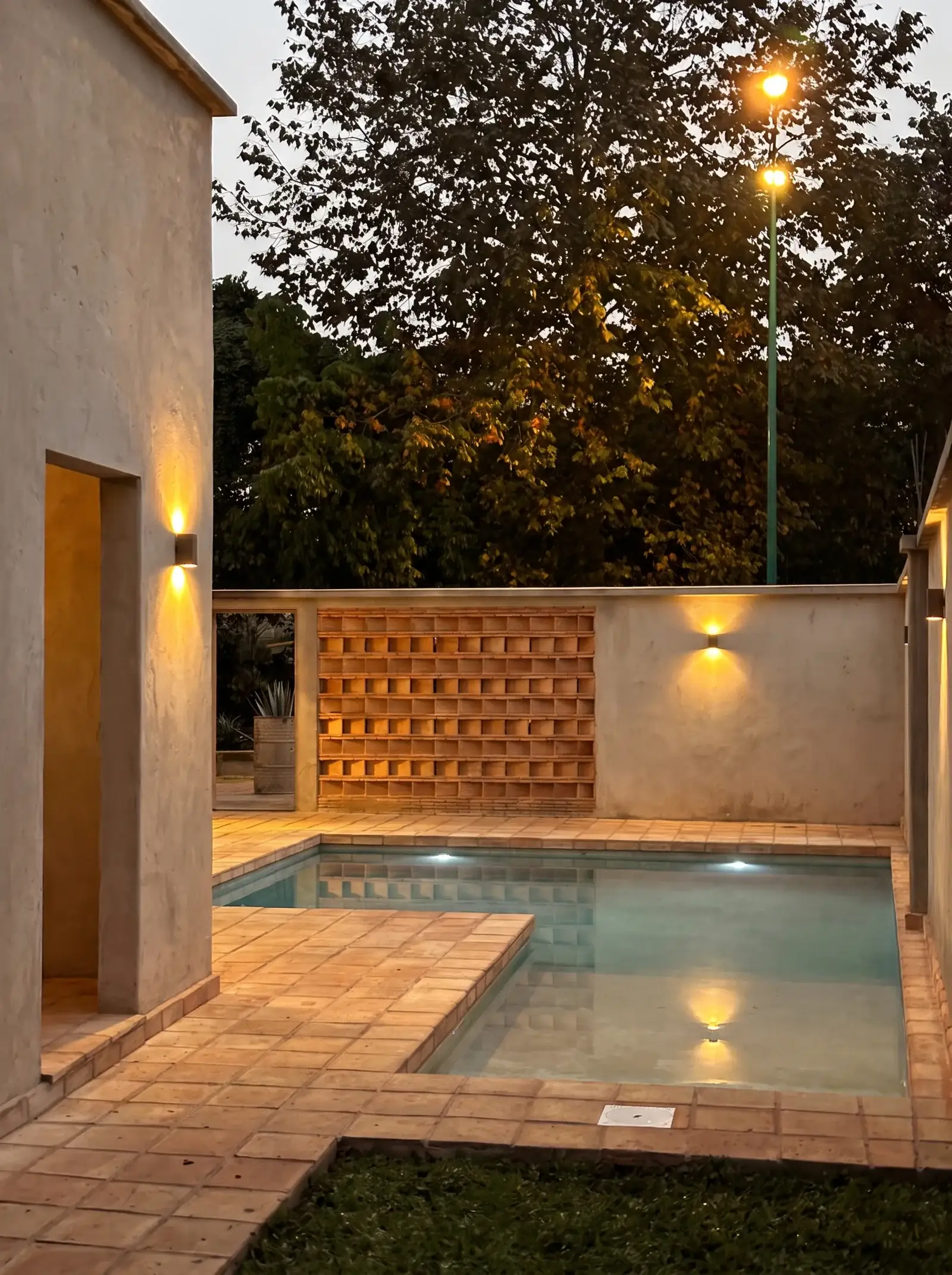 Alberca y celosía de Casa Pixquiac al anochecer
