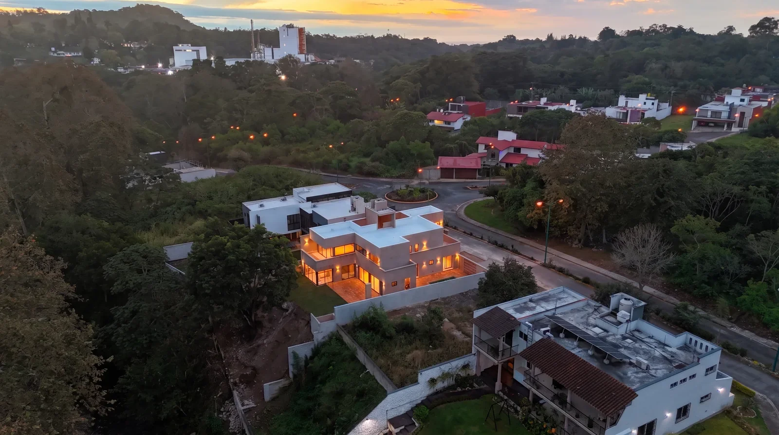 Casa Pixquiac y jardín posterior vistos desde arriba