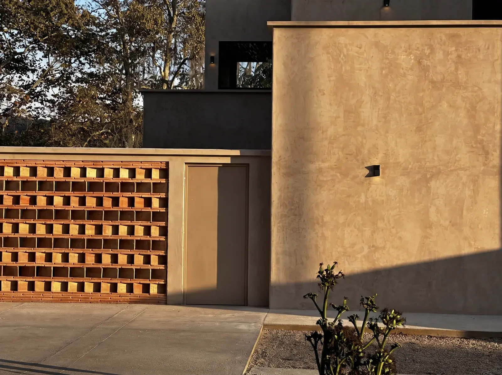 Detalle de celosía y luz sobre la fachada de Casa Pixquiac