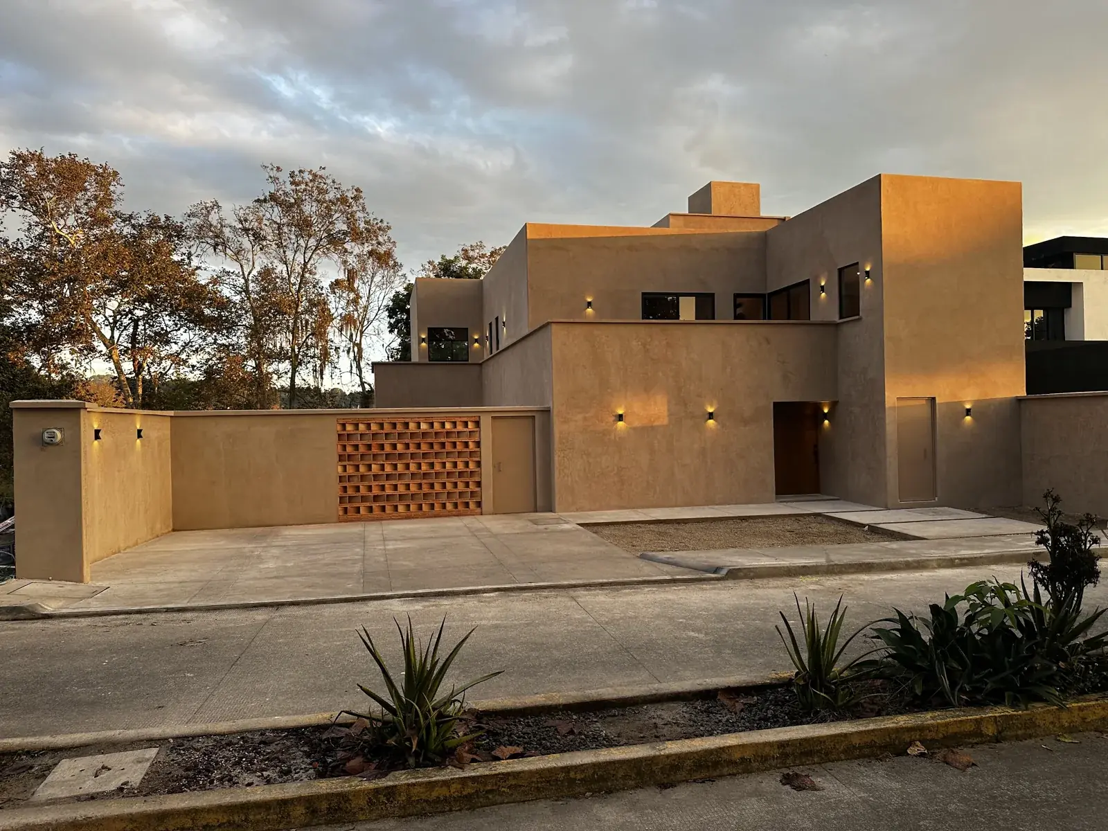 Fachada de Casa Pixquiac con celosía en Coatepec